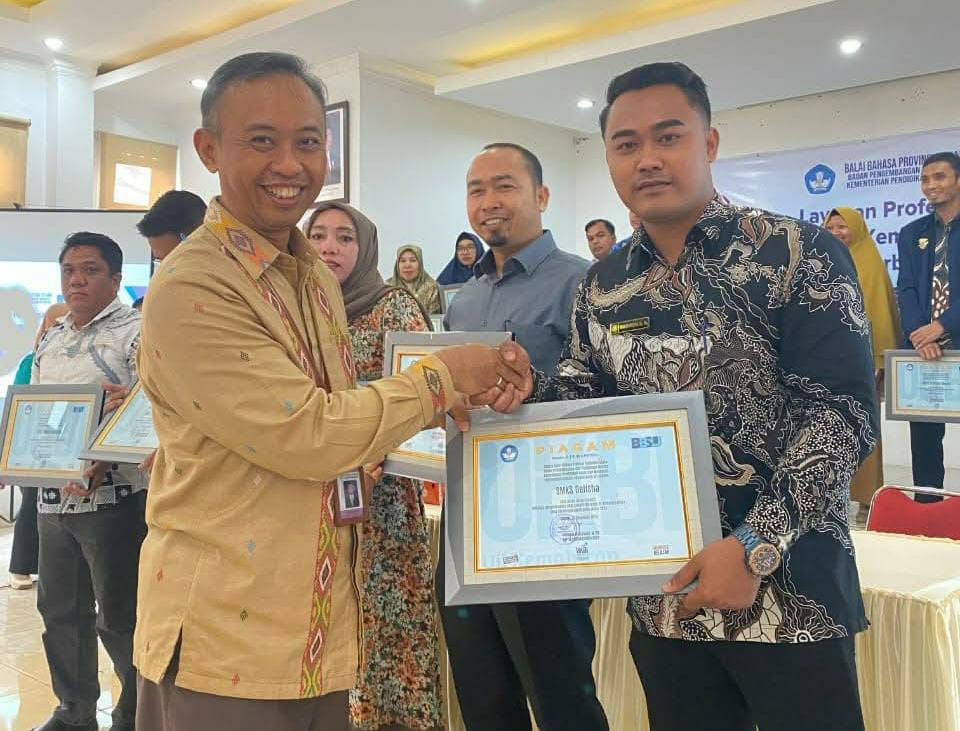 SMK Delisha menerima piagam penghargaan